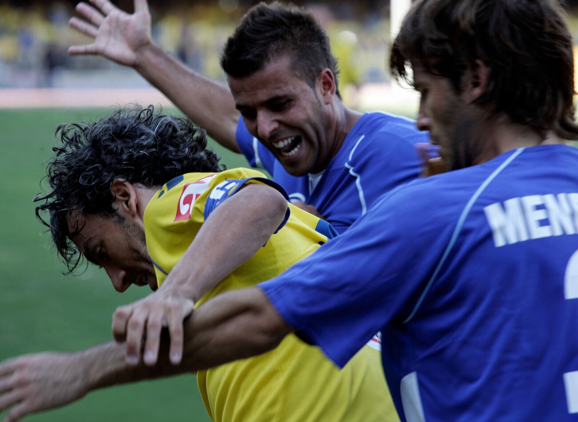 Jugadores del Cádiz y Xerez disputan un balón